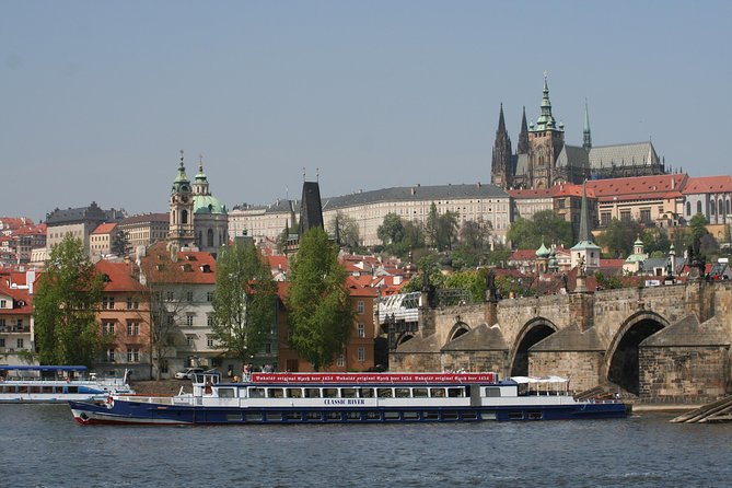 1 hour Prague Panoramic Vltava River sightseeing Cruise - Food and Drinks: Snacks On Board, Not a Full Meal