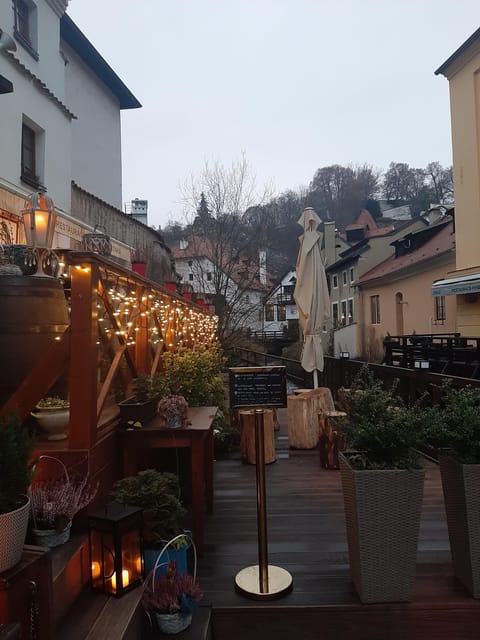 1000 years of history! Evening walking foodie tour - A 4-hour Prague Castle to Charles Bridge evening walk (with food breaks)