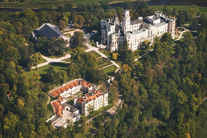 2-Day Hluboka and Cesky Krumlov Tour from Prague - The guide factor: what I’d watch for with the commentary