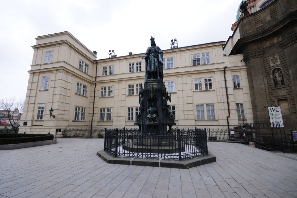 3-Hour Prague Castle & Interiors Tour - Group Language, Pacing, and What to Expect From Your Guide