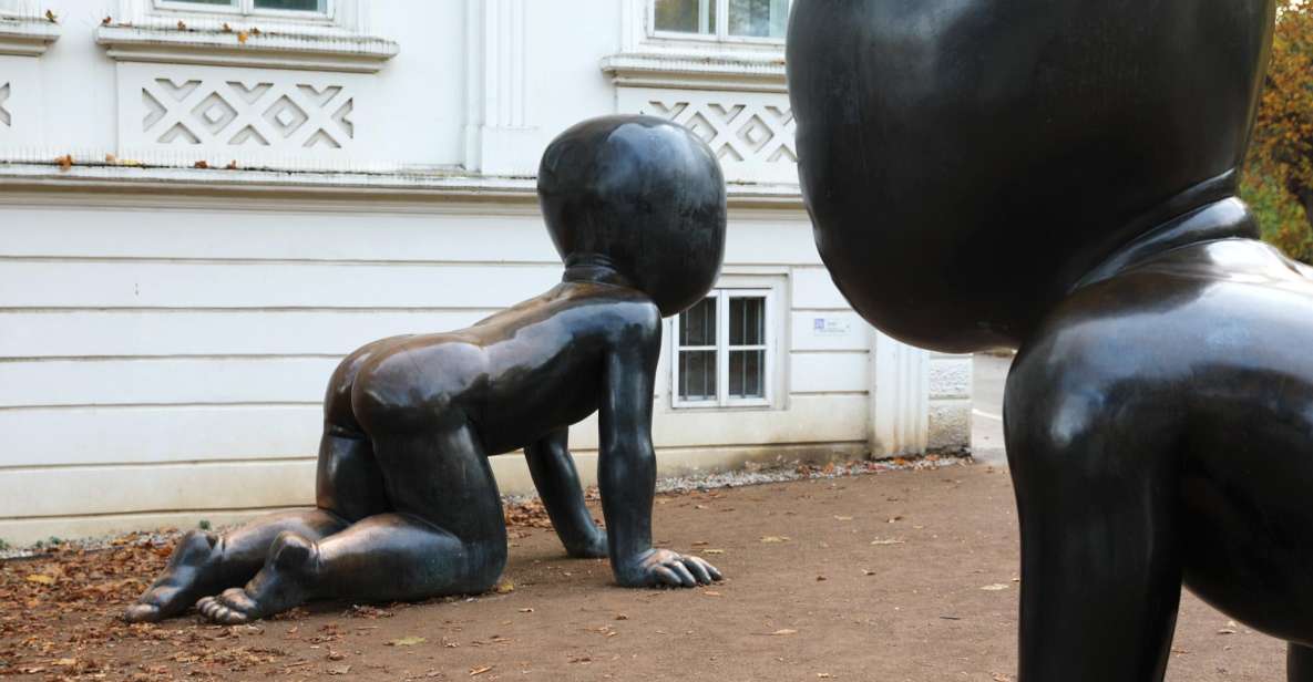 Contemporary art tour in Prague: the works of David Černý - Meeting on Kinsky Square: the start that keeps you oriented