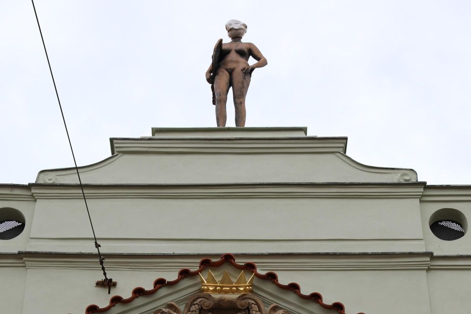 Contemporary art tour in Prague: the works of David Černý - Staré Město: how the art reframes the old core