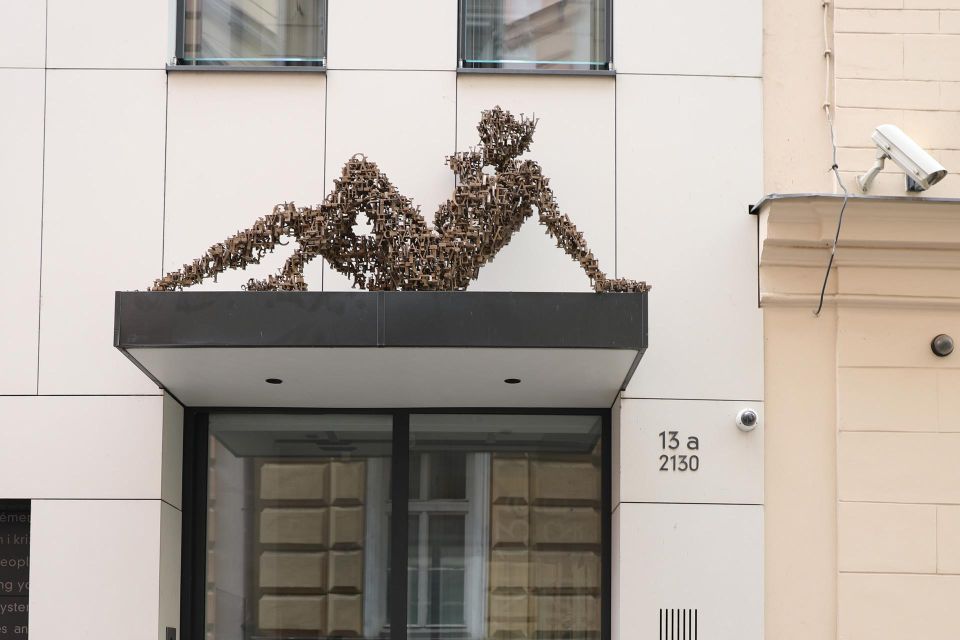 Contemporary art tour in Prague: the works of David Černý - How to look at conceptual art while you walk