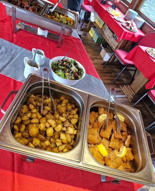 Evening cruise through Prague with 3-course served menu - The live music inclusion: how to protect your evening