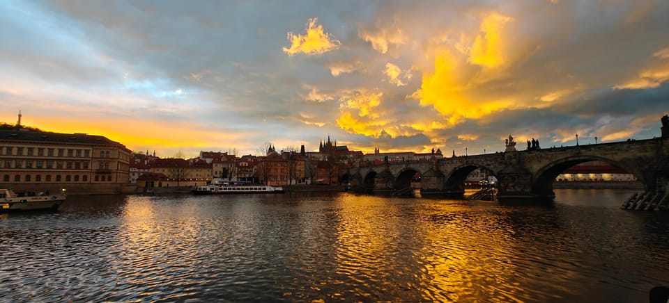 Exclusive Christmas cruise with Christmas Eve buffet - Christmas carols plus a Czech-and-international buffet: what the dinner experience is