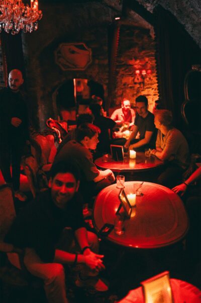 Friday Night Live Music in Old Town at Le Valmont - Getting There and Timing Your Arrival Before the 21:00 Set