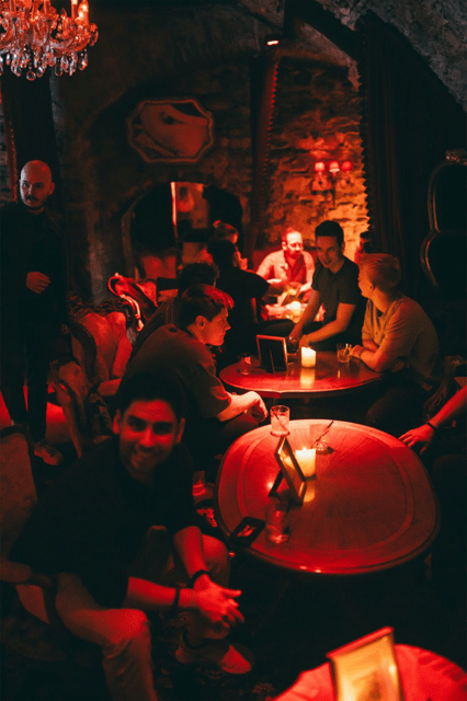 Friday Night Live Music in Old Town at Le Valmont - Getting There and Timing Your Arrival Before the 21:00 Set