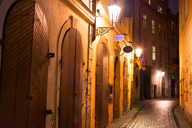 Ghosts and Legends walking tour in Prague - Stop 2 in Stare Mesto: Executions, Curses, and Legends That Walk With You
