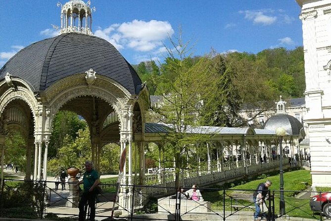 Karlovy Vary day trip from Prague with lunch - Moser Museum and the glassworks stop: what’s worth your attention
