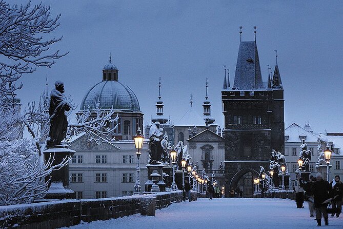 Pedestrian tour of Prague in Spanish - Charles Bridge Photo Stop: The Classic Moment Without the Chaos