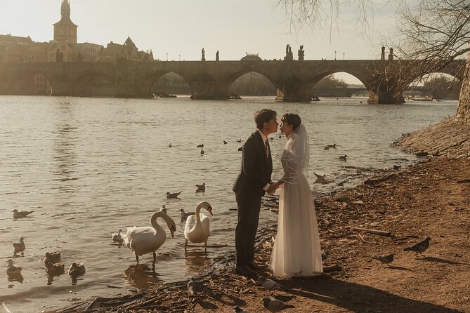 Photographer in Prague, private photoshoot - Charles Bridge portraits: classic views with less chaos