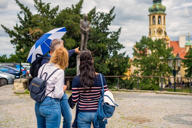 Prague: 1-Hour Castle Tour With Fast-GET Admission Ticket - Guided Stories vs. Reading on Your Own