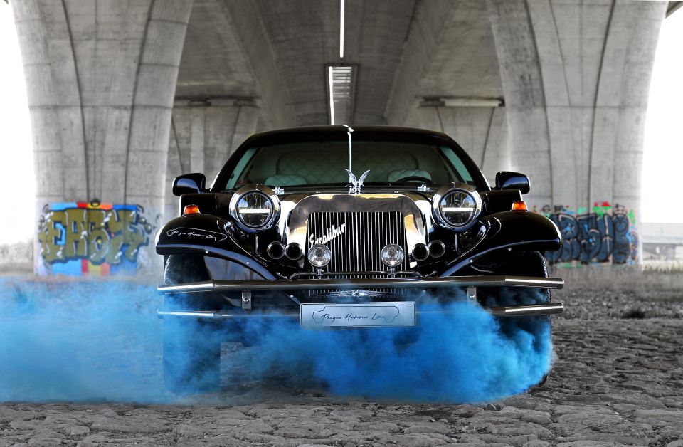 Prague: 1-Hour Vintage Limousine Rental - Vintage Limousine Comfort in the Middle of Prague