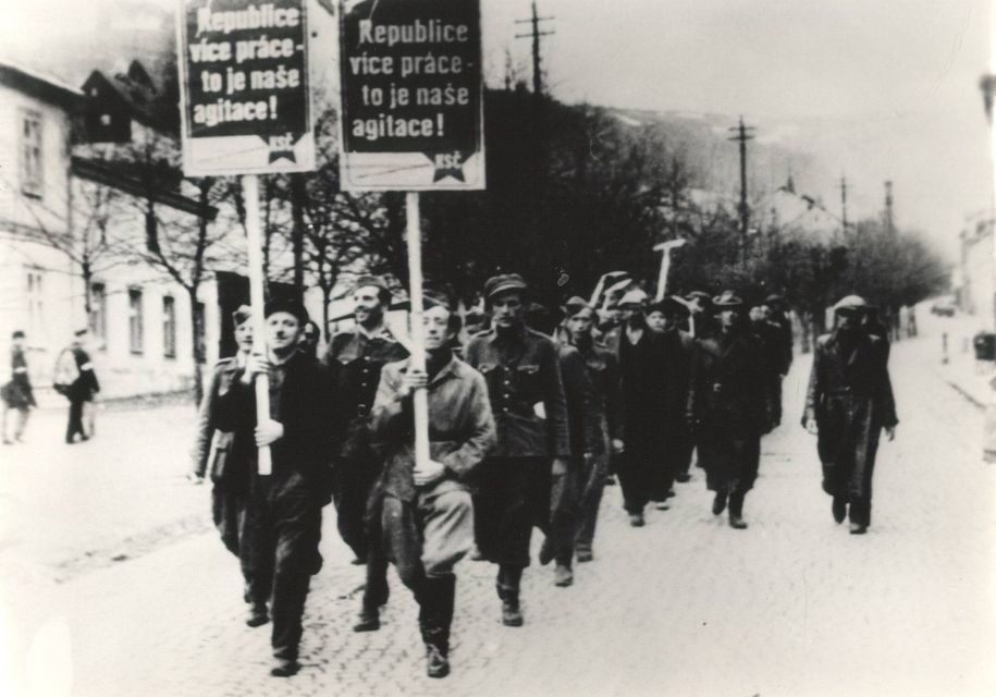 Prague: 2-Hour Back to Communism Walking Tour - Theory Before the Walking: Why the Opening Lecture Helps