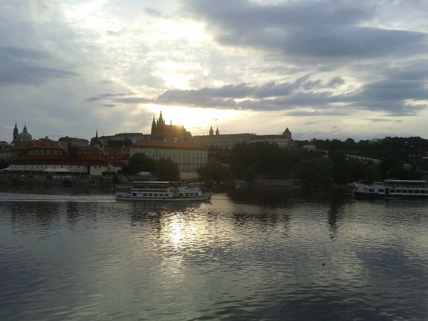 Prague: 3-hour Evening River Cruise with Dinner - What a 3-Hour Vltava Cruise Feels Like After Dark