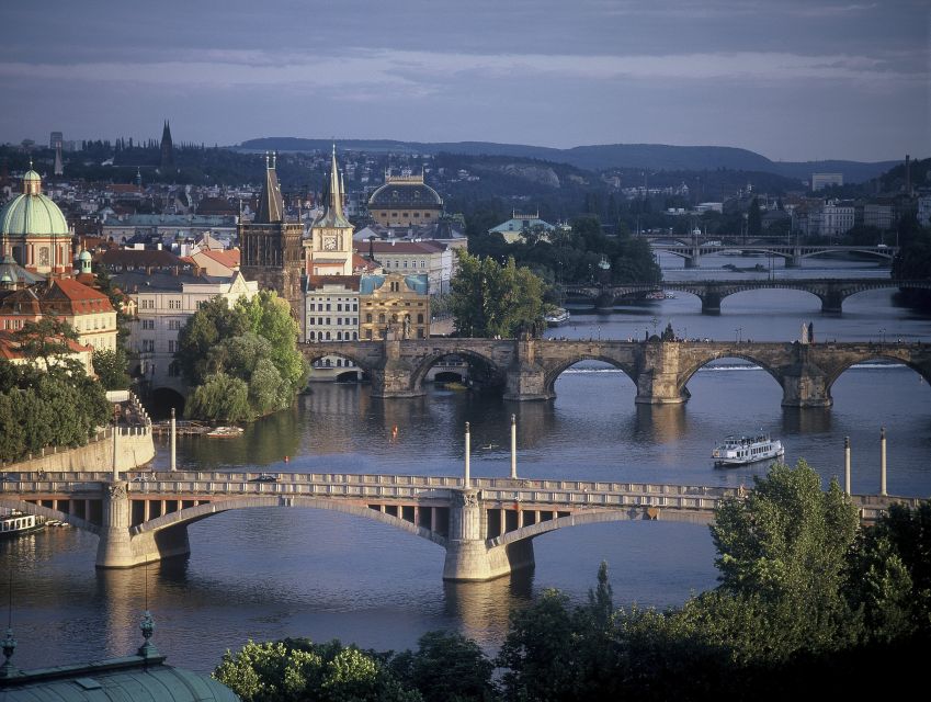 Prague: 3-hour Evening River Cruise with Dinner - Music and Onboard Atmosphere: Romantic, but Not Quiet