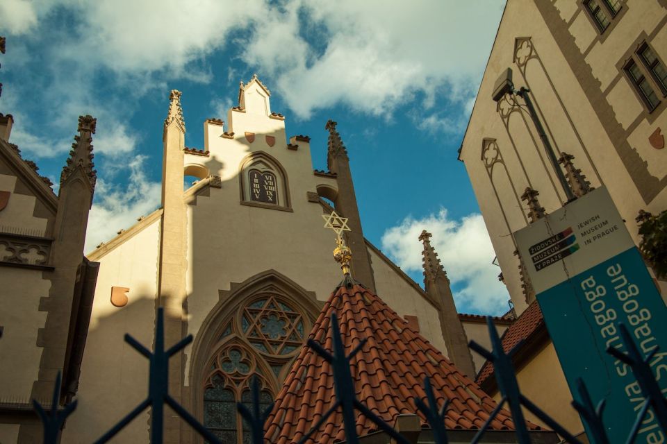 Prague: 3-Hour Old Town and Prague Castle Tour in German - Old Town Hall and the Astronomical Clock: what to look for during the photo stop