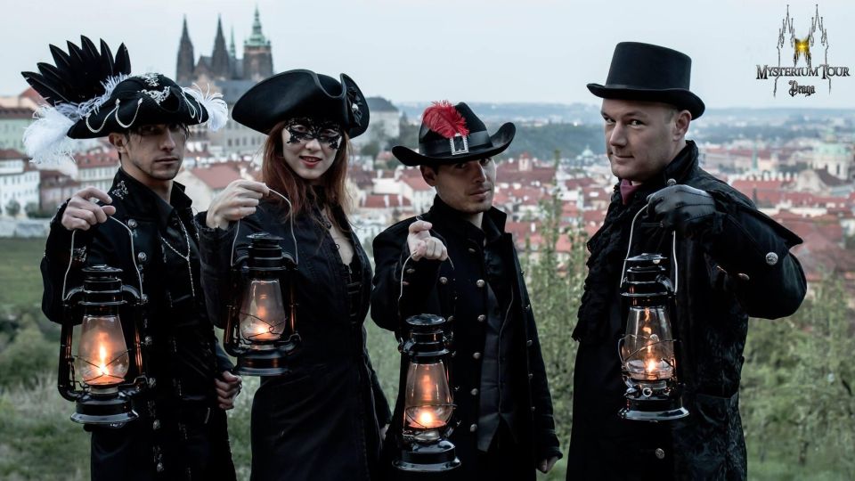 Prague: Alchemy & Mysteries Bridge and Castle Evening Tour - The 10-minute in-between stop that breaks the script
