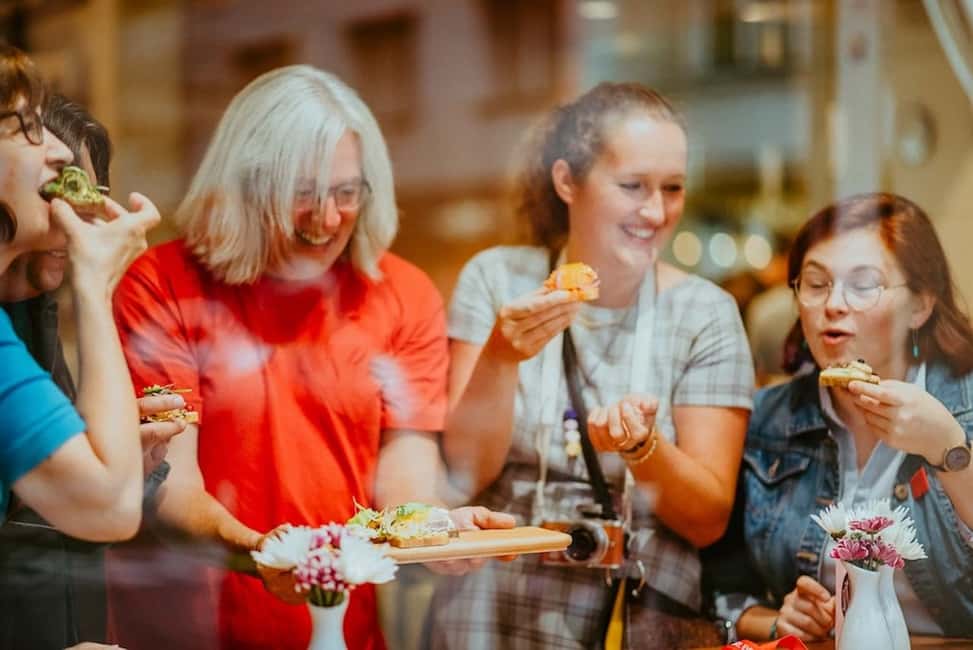 Prague: Award-Winning Old Town Food Tour with Four Drinks - Where It Starts: Obecní Dům and the Easy First Step