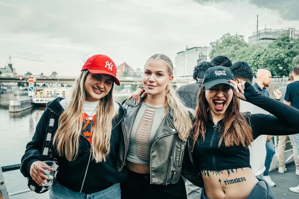 Prague: Booze Cruise with Open Bar and Duplex Entry - The Open Bar for 2 Hours: Value, Rules, and Real-World Tips