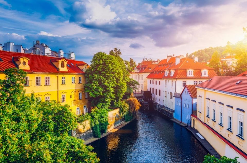 Prague: Castle and Lesser Town Walking Tour with Local Guide - Where WWII and communism lived in the city