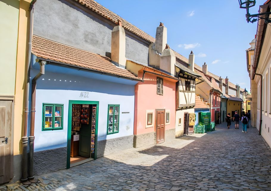 Prague Castle: Royal Palace, Cathedral, and Golden Lane Tour - Prague Castle as a route: how the guide keeps it from feeling chaotic