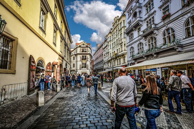 Prague DeLuxe Tour: Views, Hidden Gems, Tastings & River Cruise - Prague Castle Grounds: St. Vitus Cathedral Exterior and Courtyard Time