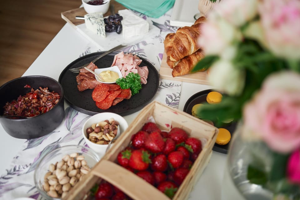 Prague: Farmers Market and Brunch Class with Celebrity Chef - From promenade to home kitchen: the Vyšehrad views factor