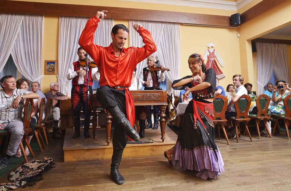 Prague: Folk Dancing Dinner Experience - What this Prague folk dancing dinner is actually like