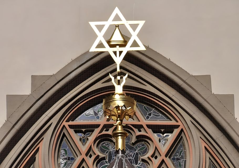 Prague: Guided Tour inside the Jewish Cemetery & Synagogues - Meeting at Old Town Square: Finding the Cartier Umbrella