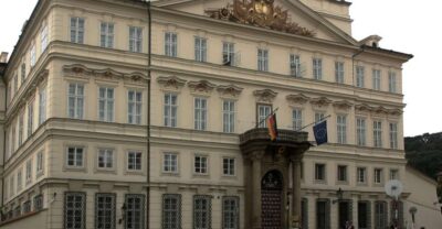 Prague: Highlights Walking Tour to the German embassy 1989 - Starting at Charles University: Getting to the Faculty of Law