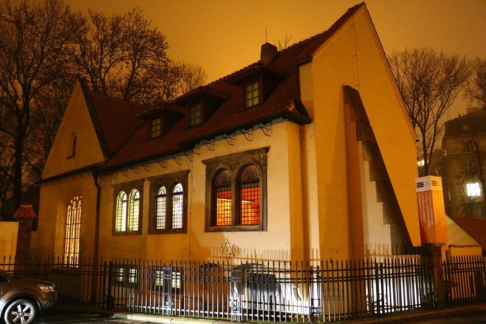 Prague: Old, New, and Jewish Towns Guided Walking Tour - Old Town: monuments that survived centuries, and what that really means