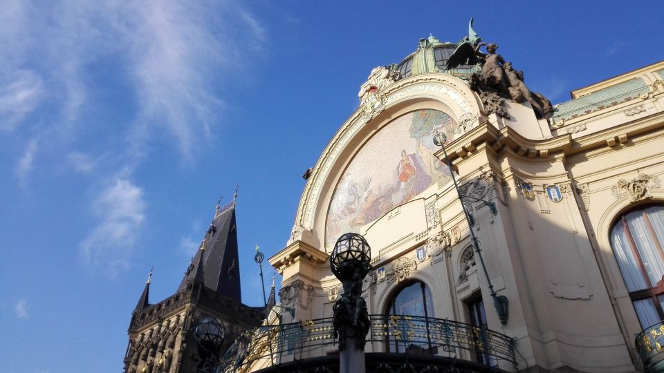 Prague: Old Town and Classical Concert Tour - Starting at Old Town Square: How You Find Your Guide Fast