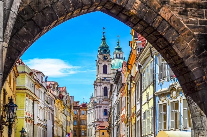 Prague: Old Town, Prague Castle & River Cruise Day Tour - Meeting point by the bridge towers: the easiest way to start