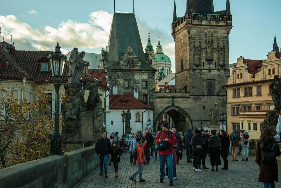 Prague: Prague Castle & Charles Bridge – guided tour in German - A German-Language Highlight Loop: Charles Bridge to Golden Lane
