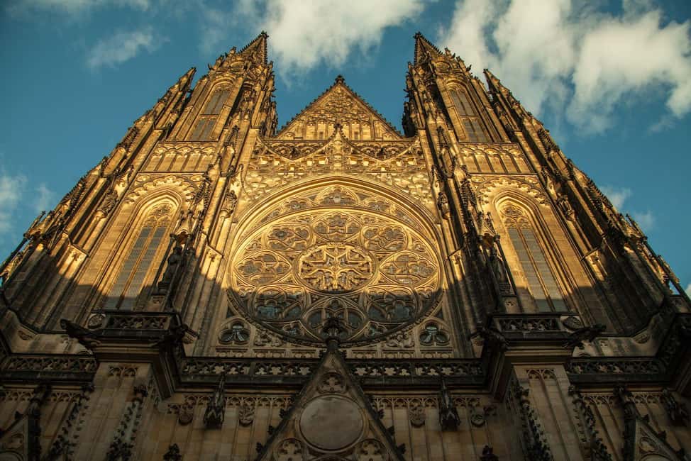 Prague: Prague Castle & Charles Bridge – guided tour in German - Hradčany Square and the Presidential Palace Viewpoint