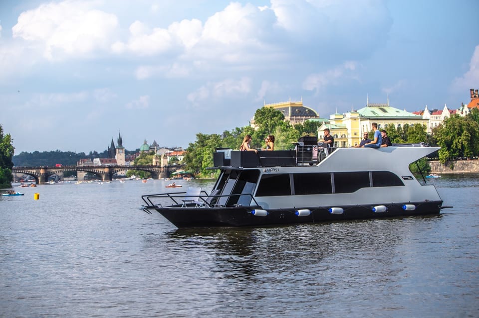 Prague: Private River Cruise with Unlimited Beer or Prosecco - Guides and vibe: a captain who keeps things moving