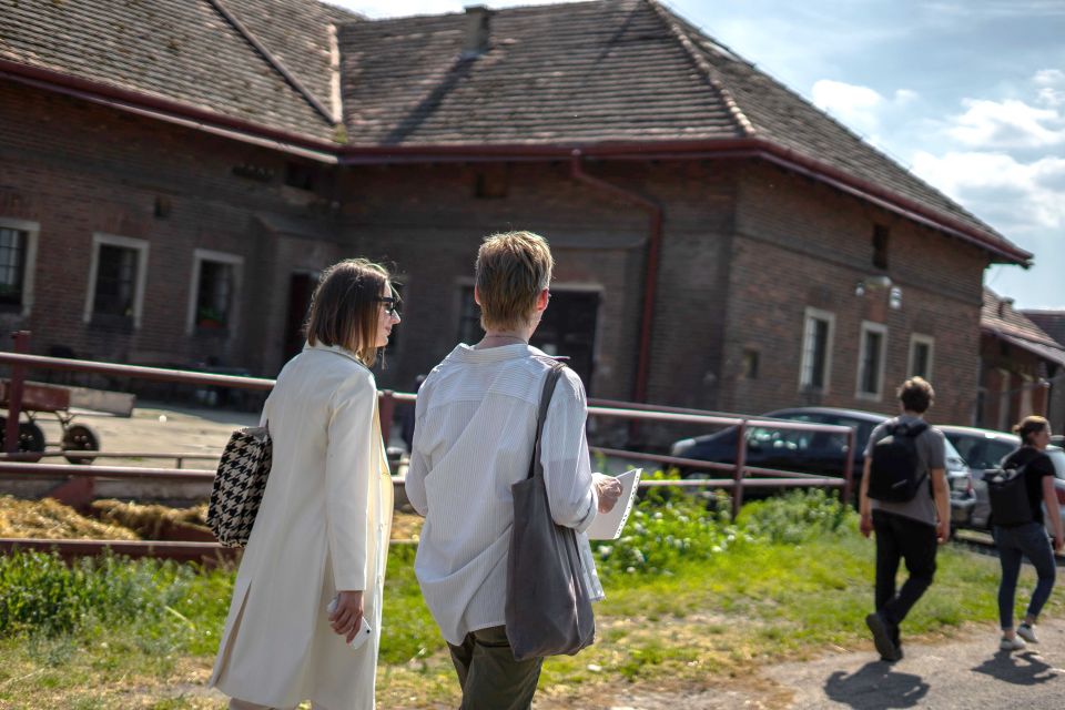 Prague: Psychiatric Hospital and Abandoned Cemetery Tour - The walking pace and what to do with it