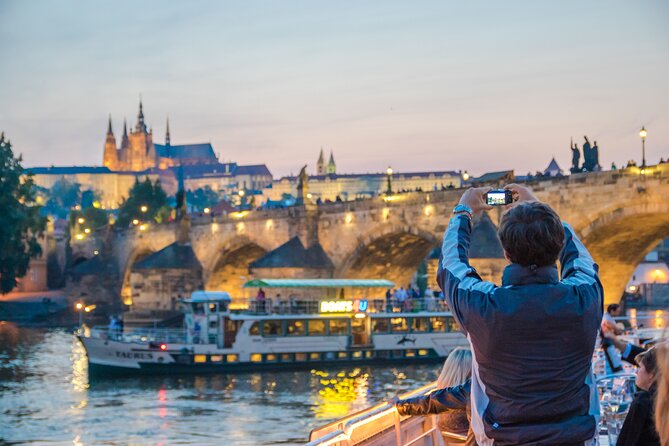 Prague: Sightseeing Boat Cruise with Buffet Dinner - Key things I’d circle before you book