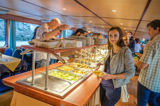 Prague: Sightseeing Boat Cruise with Buffet Dinner - Audio guide and Wi-Fi: getting value without a live guide