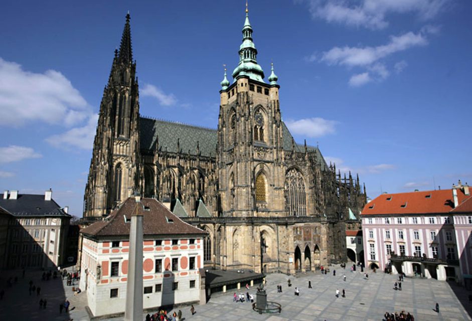 Prague: Stunning Viewpoints, Castle, City & Park Bike Tour - Bikes, cobblestones, and how to choose the right option for you