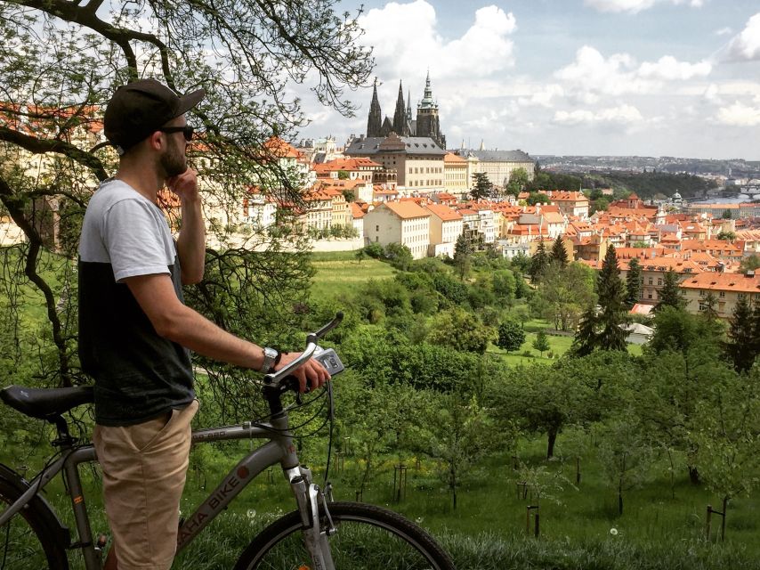Prague: Stunning Viewpoints, Castle, City & Park E-Bike Tour - What makes the guide work: headset clarity and real enthusiasm