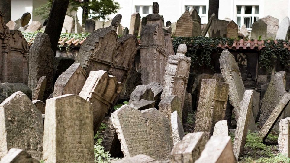 Prague: Synagogues and Jewish Quarter Private Walking Tour - Old Jewish Cemetery: reading remembrance one stone at a time