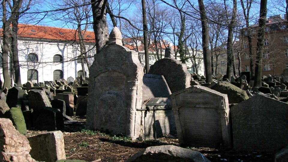Prague: Synagogues and Jewish Quarter Private Walking Tour - The Old-New Synagogue: the must-see stop outside the museum set