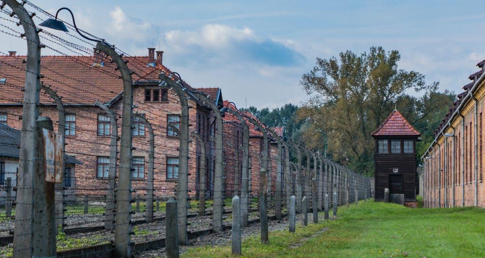 Prague: Tour to Auschwitz Birkenau - Lunch and reflection: use the 1-hour pause wisely