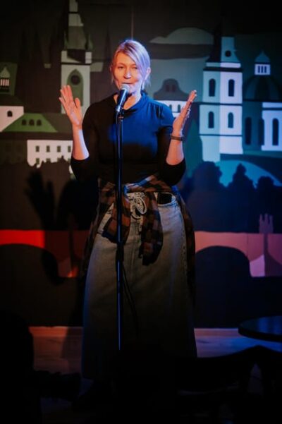 Prague: Tuesday Stand-Up Comedy in English - Tuesday English stand-up shows: how the 90 minutes typically plays out
