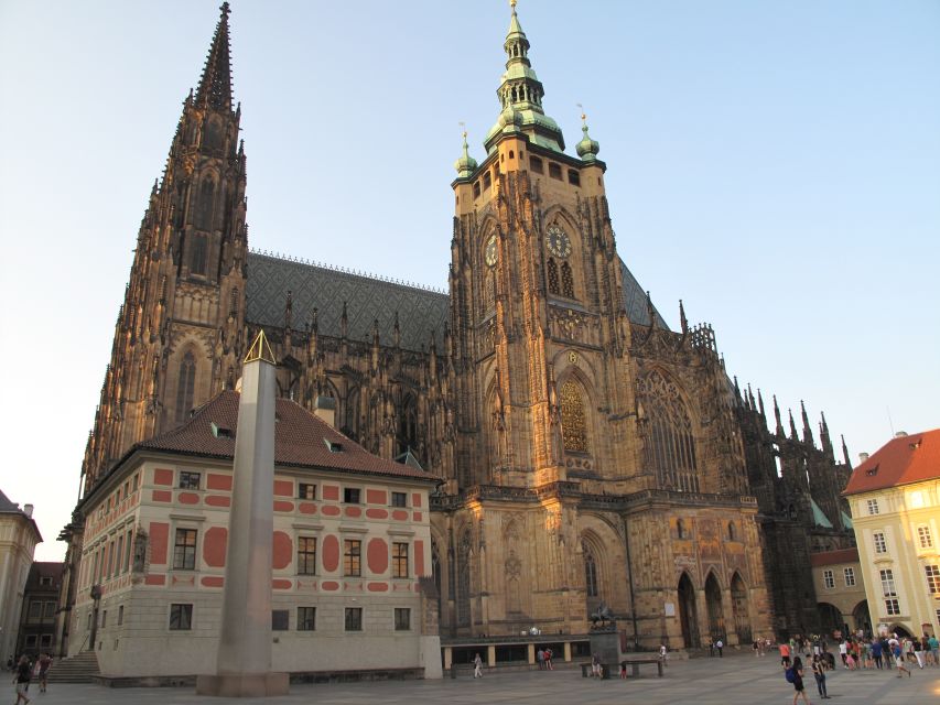 Prague: Vintage Car Ride and Walking Tour - Who this tour suits best