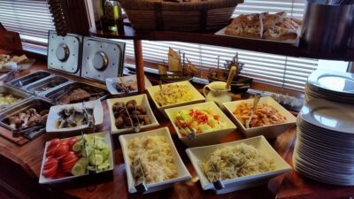 Prague: Vltava River Evening Dinner Cruise - The Buffet Dinner: Good Value, Easy Pace, Realistic Expectations