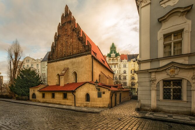 Prague's charming old places tour in Russian language - Old Town Square and the 3pm Astronomical Clock Moment