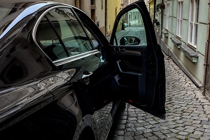 Private ARRIVAL Transfer by LIMOUSINE 3+1pax - Why this private limo transfer makes airport arrival feel civilized